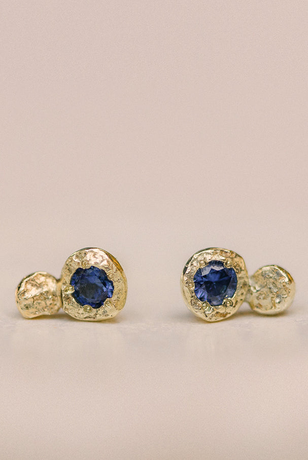 Flowermoon double gold nugget earrings with blue sapphire