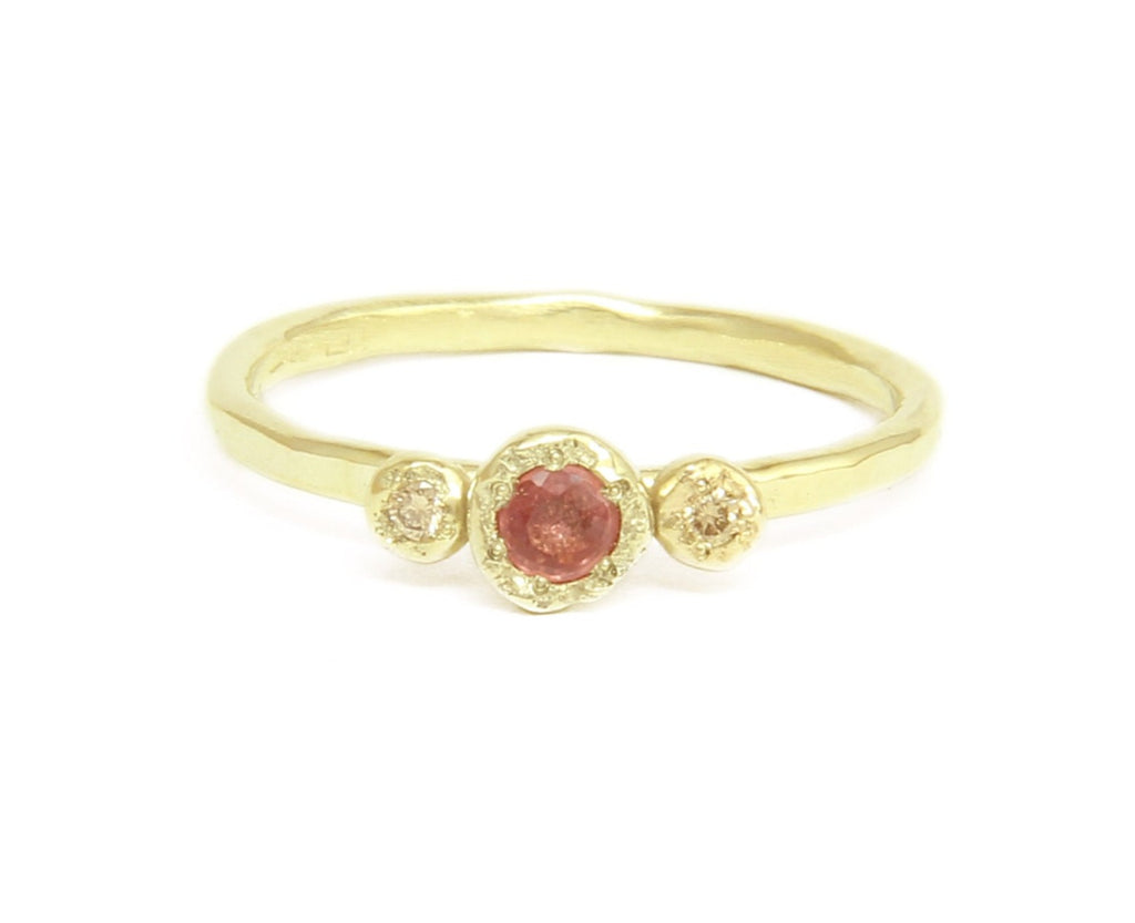 Gold ring with salmon pink sapphire and champagne diamons
